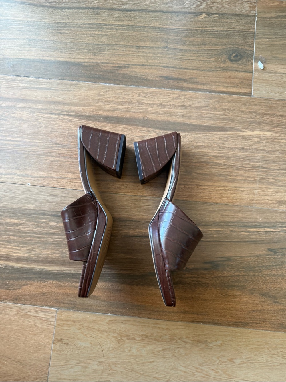 Amazon Essentials Brown Croc-Embossed Slide Mules - Picture 2 of 3